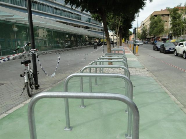 Los usuarios y trabajadores del nuevo edificio de Abenarabi ya disponen de aparcabicis y aparcamiento para motos - 2, Foto 2