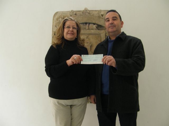 Manuel Morales García dona a la Mesa Solidaria 2.510 euros, fruto de la venta de su libro Lorca, el día T - 1, Foto 1