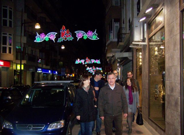 Más de 300.000 bombillas engalanan de Navidad las principales calles de Águilas - 2, Foto 2
