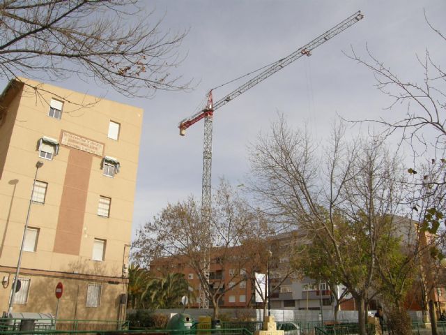 Una nueva grúa muestra el avance de la reconstrucción de las 40 viviendas demolidas por los seísmos en dos edificios de la Plaza Escultor Rodríguez Larrosa - 1, Foto 1