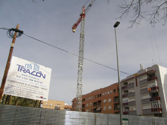 Una nueva grúa muestra el avance de la reconstrucción de las 40 viviendas demolidas por los seísmos en dos edificios de la Plaza Escultor Rodríguez Larrosa - 2, Foto 2