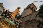 Centenares de vecinos acompañan la imagen de Santa Eulalia, patrona de Totana, en procesión por las calles de la ciudad