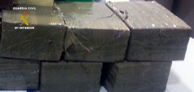 La Guardia Civil detiene a una persona cuando transportaba 10 Kg. de hachís en el interior de un vehículo - 2, Foto 2