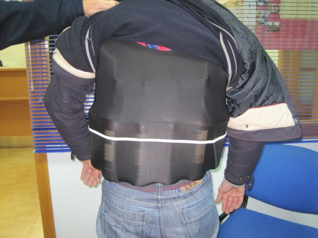 La policía local detiene a dos hombres y una mujer por robar bebidas alcohólicas de varios supermercados - 1, Foto 1