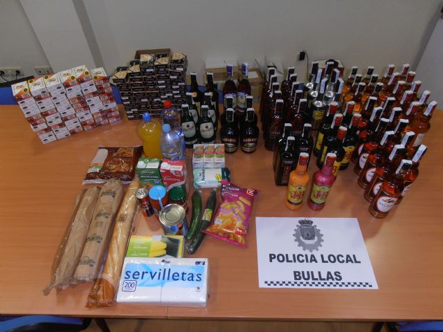 La policía local detiene a dos hombres y una mujer por robar bebidas alcohólicas de varios supermercados - 2, Foto 2