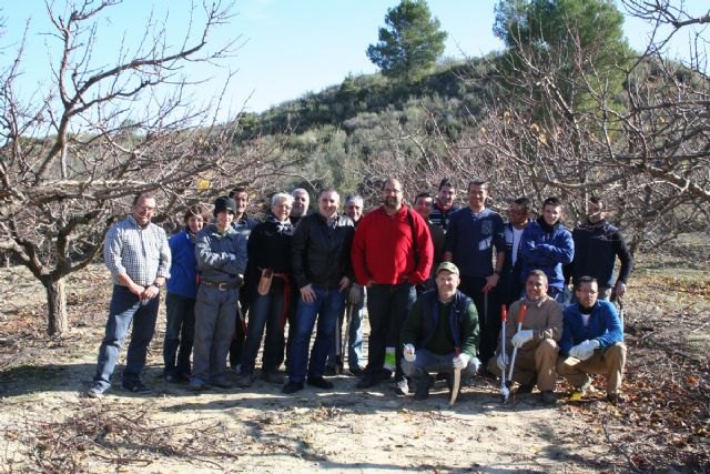Veinte personas aprenden a podar árboles frutales - 2, Foto 2