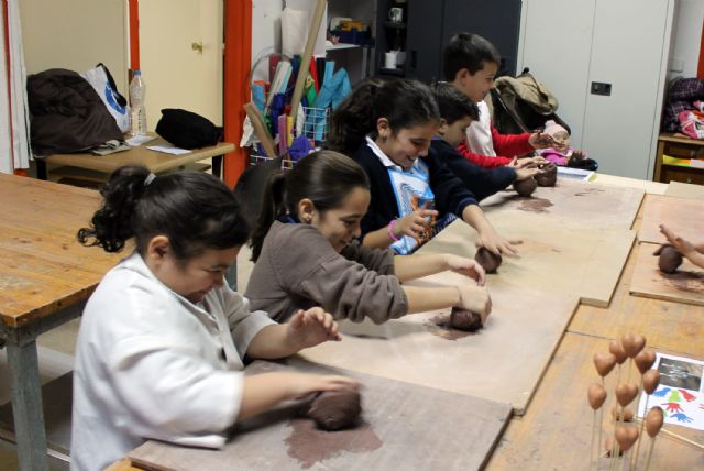 Los niños torreños celebran el Día de los Derechos Humanos con un taller de cerámica - 1, Foto 1