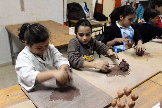 Los niños torreños celebran el Día de los Derechos Humanos con un taller de cerámica - 2, Foto 2