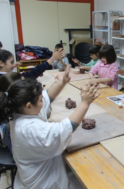 Los niños torreños celebran el Día de los Derechos Humanos con un taller de cerámica - 3, Foto 3