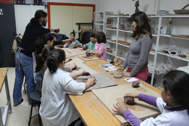 Los niños torreños celebran el Día de los Derechos Humanos con un taller de cerámica - 4, Foto 4