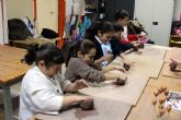 Los niños torreños celebran el 'Día de los Derechos Humanos' con un taller de cerámica