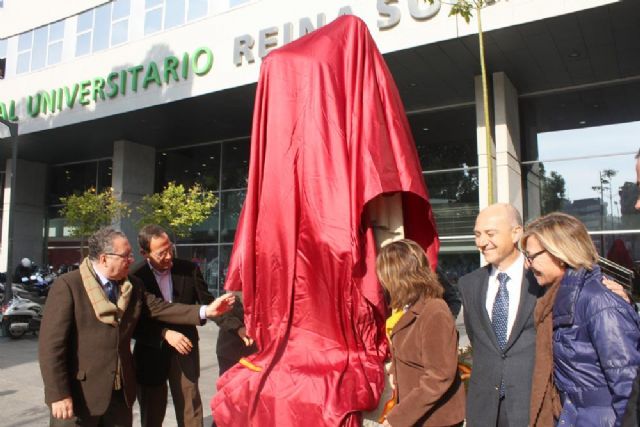 El grupo escultórico San Juan de Dios recupera su ubicación frente al Hospital Reina Sofía - 1, Foto 1