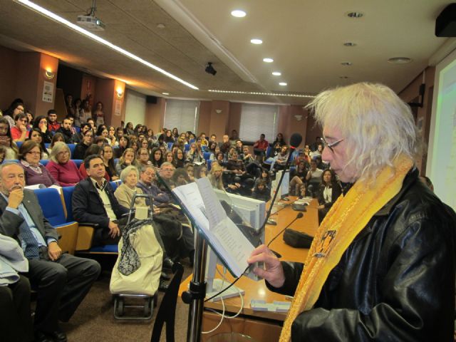 Trescientos estudiantes y profesores de Griego reivindican las lenguas clásicas en un acto en la Universidad de Murcia - 1, Foto 1