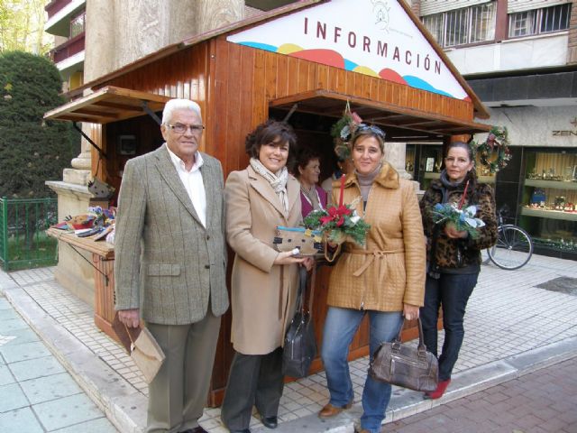 Apandis promociona sus talleres de arte floral y marroquinería, vendiendo adornos y regalos navideños - 1, Foto 1