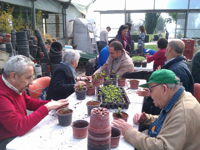 Los chicos del Centro de Da Las Salinas comparten talleres con los mayores de la Residencia Virgen del Rosario, Foto 1