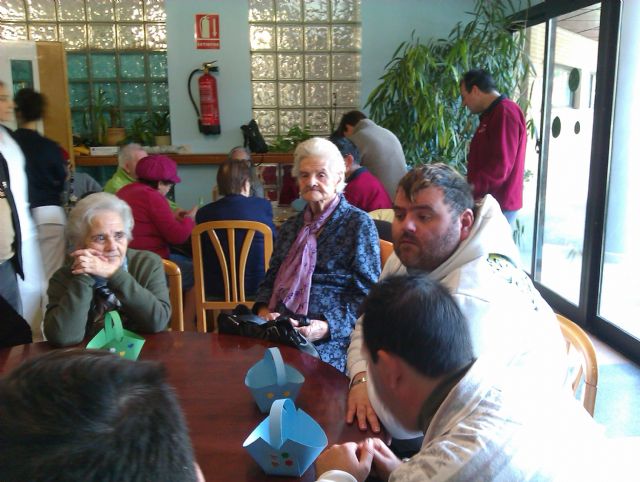 Los chicos del Centro de Da Las Salinas comparten talleres con los mayores de la Residencia Virgen del Rosario, Foto 2