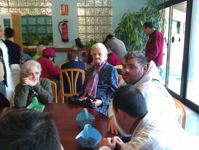 Los chicos del Centro de Día Las Salinas comparten talleres con los mayores de la Residencia Virgen del Rosario, Foto 2