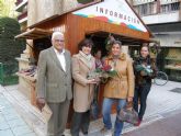 Apandis promociona sus talleres de arte floral y marroquinería, vendiendo adornos y regalos navideños