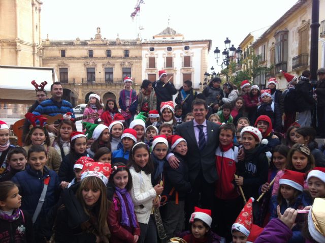 Los alumnos del Colegio Villaespesa felicitan la Navidad al Alcalde de Lorca con villancicos - 1, Foto 1