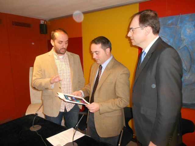 Navidad con CajaMurcia presenta en Teatro Circo Murcia Guerra de Papel y el Truco de Olej - 2, Foto 2