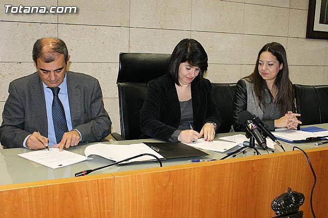 La alcaldesa de Totana firma un convenio con UCOMUR para promover la economía social, el empleo y el desarrollo local, Foto 1