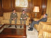 El presidente de la Asamblea recibe al nuevo coronel jefe del regimiento de Artillera Antiarea