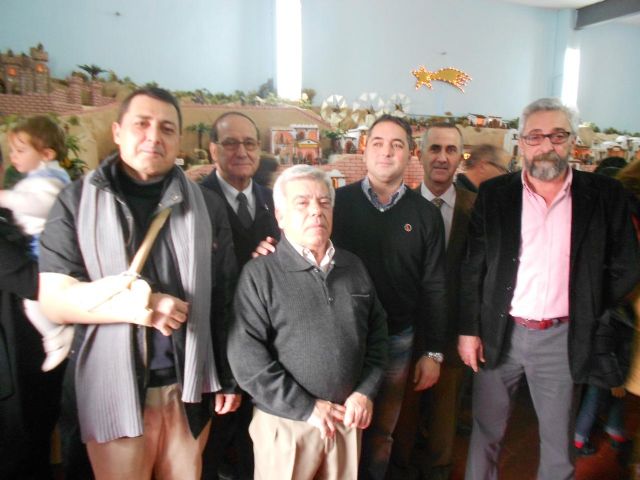 Decenas de vecinos de Santiago y Zaraiche se dan cita para inaugurar el Belén de la pedanía - 1, Foto 1