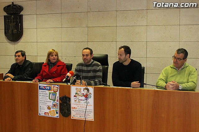 El Centro Deportivo Move, que gestiona la piscina municipal, pone en marcha dos campañas de recogida de alimentos y juguetes para Cáritas, Foto 1