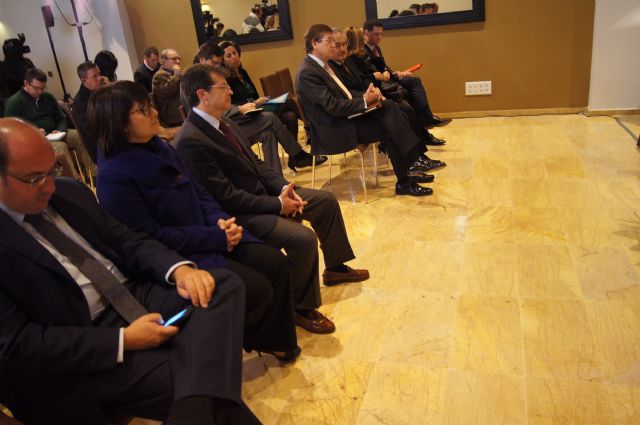 La alcaldesa se reúne con el Comisario Europeo de Política Regional junto con Valcárcel y los alcaldes de Lorca y Puerto Lumbreras, Foto 2