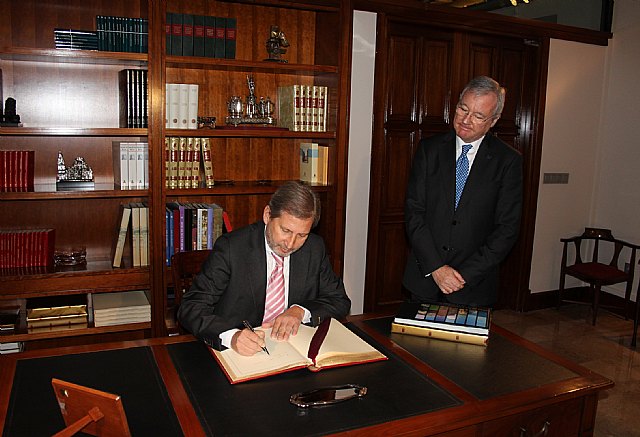 El Comisario de Política Regional, Johannes Hahn, firma en el Libro de Oro de la Región, Foto 1