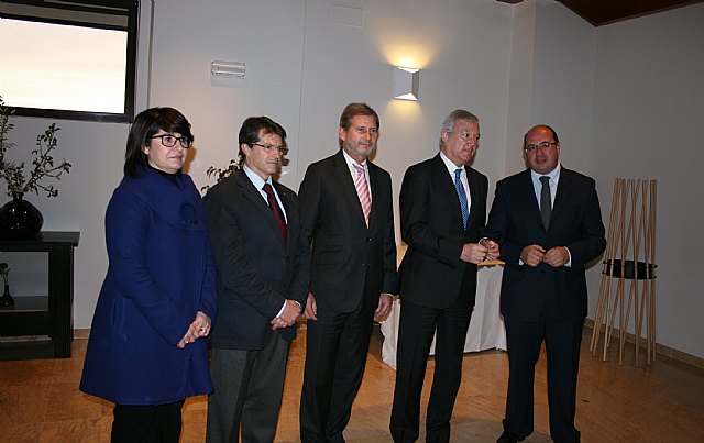 El presidente de la Comunidad con el Comisario Hahn y alcaldes, Foto 2