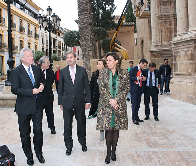 El presidente de la Comunidad con el Comisario Hahn en la Iglesia de San Mateo, Foto 3