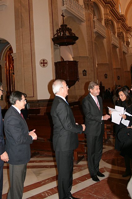 El presidente de la Comunidad con el Comisario Hahn en la Iglesia de San Mateo , Foto 4