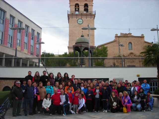 Casi un centenar de personas participaron en la tradicional Caminata Popular enmarcada dentro del programa de festejos patronales - 1, Foto 1