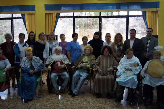 Autoridades municipales visitan a personas mayores para felicitarles la Navidad, Foto 1
