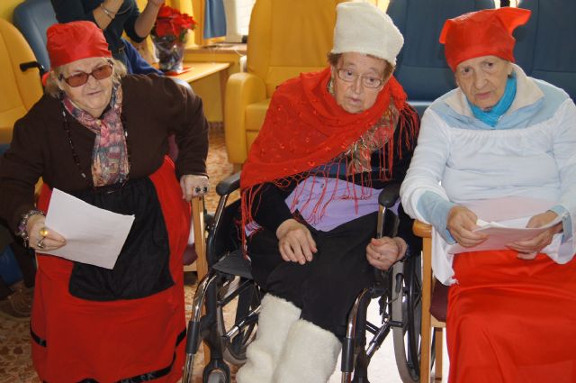 Autoridades municipales visitan a personas mayores para felicitarles la Navidad, Foto 3