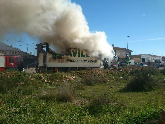 Efectivos municipales de emergencias intervienen en el incendio de un camión de transporte de animales vivos en las Ventas de El Paretón-Cantareros, Foto 2