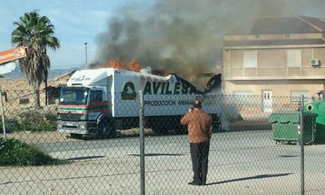 Efectivos municipales de emergencias intervienen en el incendio de un camión de transporte de animales vivos en las Ventas de El Paretón-Cantareros, Foto 3