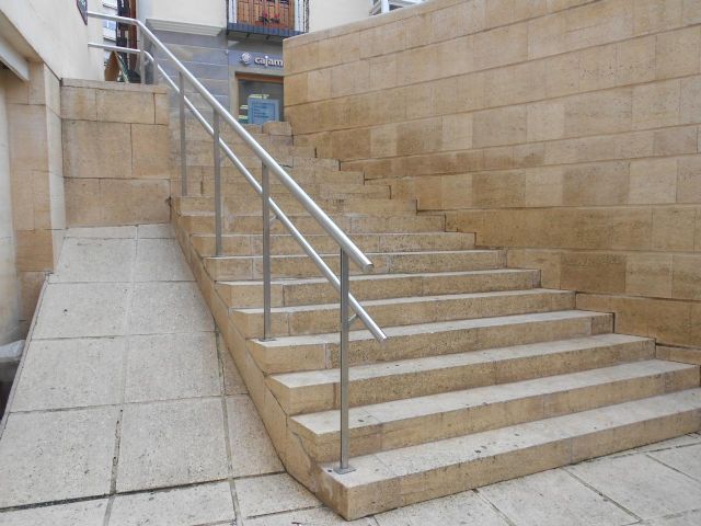 Calidad Urbana mejora la seguridad de las barandillas exteriores del edificio anexo al Ayuntamiento - 1, Foto 1