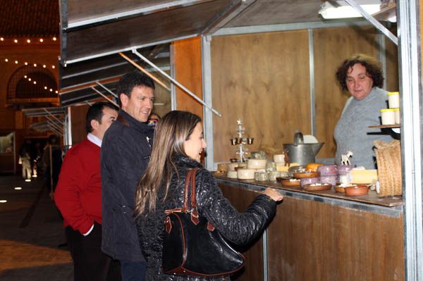 La Feria de Artesana instalada en el Atrio de San Lzaro ofrece todo tipo de productos elaborados por alhameños, Foto 1