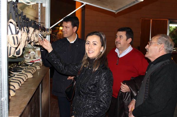 La Feria de Artesana instalada en el Atrio de San Lzaro ofrece todo tipo de productos elaborados por alhameños, Foto 3
