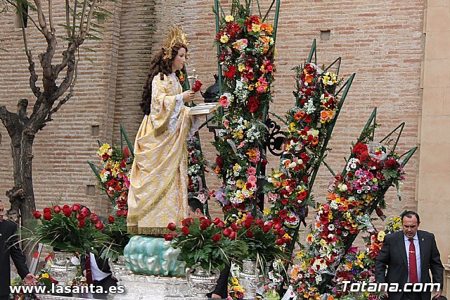 La patrona de Totana, Santa Eulalia, recibió cientos de flores en la tradicional ofrenda - 1, Foto 1