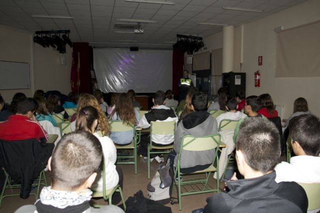 Policía y Protección Civil lleva la seguridad vial a los jóvenes del municipio - 1, Foto 1