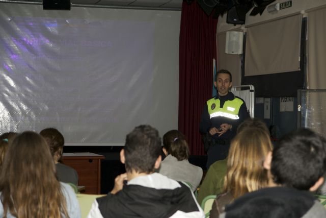 Policía y Protección Civil lleva la seguridad vial a los jóvenes del municipio - 2, Foto 2