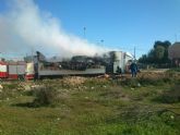 Efectivos municipales de emergencias intervienen en el incendio de un camión de transporte de animales vivos en las Ventas de El Paretón-Cantareros