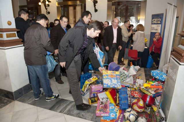 El Ayuntamiento recoge más de un centenar de juguetes con la campaña del Efesé - 2, Foto 2