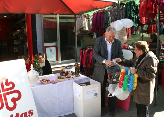 Cáritas recoge juguetes en mercado semanal - 1, Foto 1
