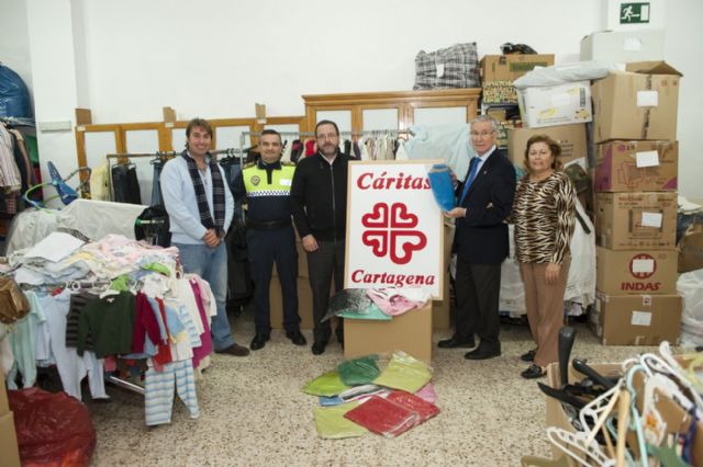 La Policía Local entrega a Cáritas más de 1.200 prendas fruto de los decomisos - 1, Foto 1