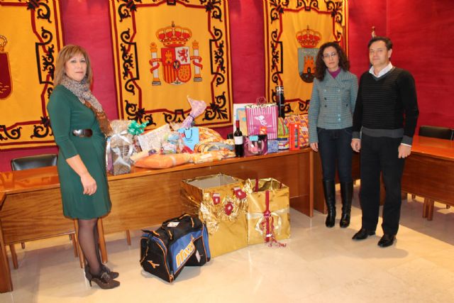 Águeda Pérez agraciada con la cesta de navidad sorteada por el Ayuntamiento de Bullas - 1, Foto 1