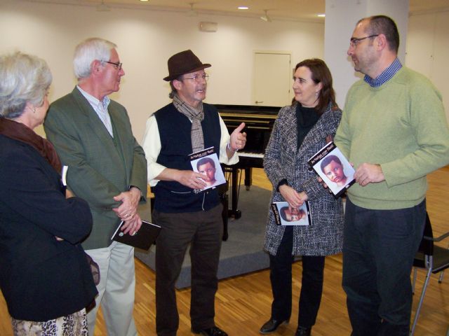 Presentado en Águilas el libro Antología Solidaria Artistas con Haití - 1, Foto 1